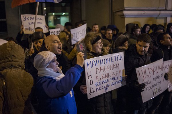 Неизвестные напали на посольство России в Киеве