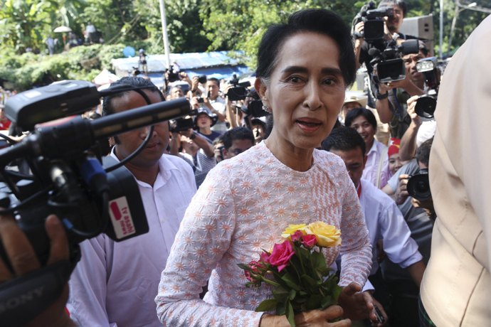 На выборах в Мьянме проголосовала нобелевский лауреат Аун Сан Су Чжи